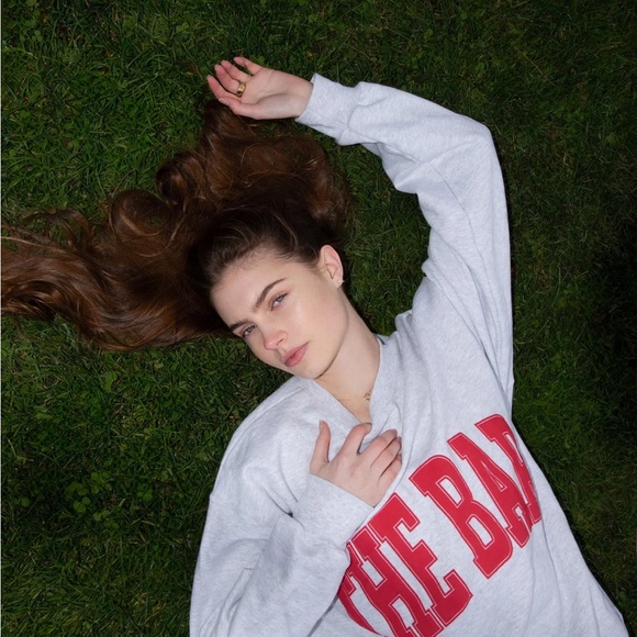 VARSITY SWEATSHIRT LT HEATHER GREY/BIG APPLE RED - Picture 4 of 4